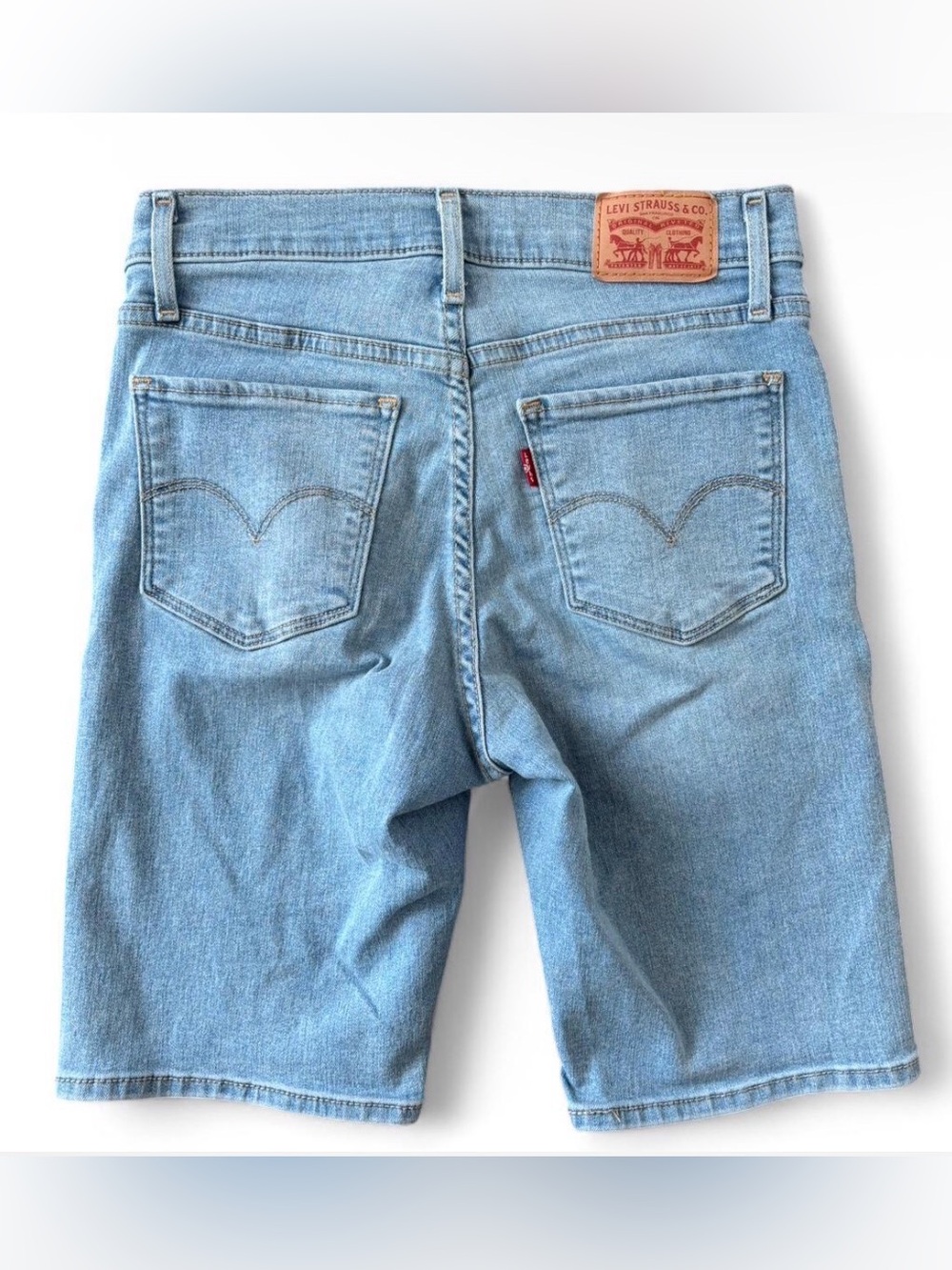 Levi's Women's Size 26 Shaping Bermuda Denim Jean Shorts Blue - Picture 2 of 4